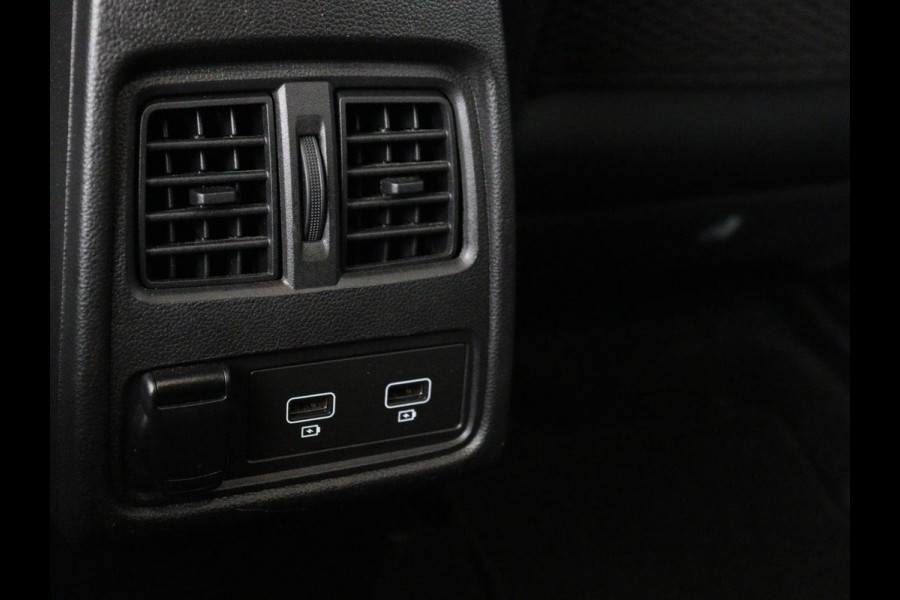 Renault Captur 1.3 TCe Intens | Panoramadak | 360 Camera | Trekhaak | Half leder | Carplay | Keyless | Climate control | Full LED | Getint glas | Cruise control | Parkeerhulp