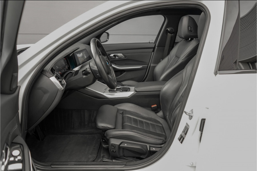 BMW 3 Serie Touring 330i High Executive Pano HUD ACC Trekhaak Stoel & Stuurverw