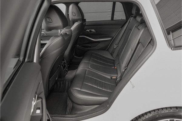 BMW 3 Serie Touring 330i High Executive Pano HUD ACC Trekhaak Stoel & Stuurverw