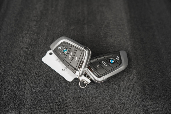 BMW 3 Serie Touring 330i High Executive Pano HUD ACC Trekhaak Stoel & Stuurverw