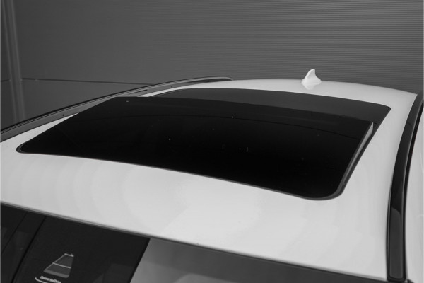 BMW 3 Serie Touring 330i High Executive Pano HUD ACC Trekhaak Stoel & Stuurverw