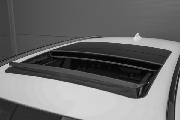 BMW 3 Serie Touring 330i High Executive Pano HUD ACC Trekhaak Stoel & Stuurverw
