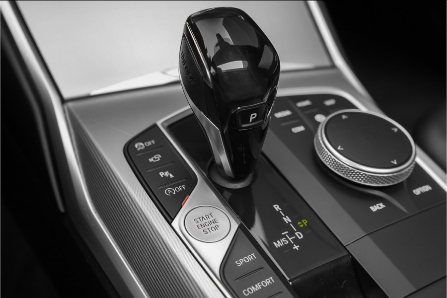 BMW 3 Serie Touring 330i High Executive Pano HUD ACC Trekhaak Stoel & Stuurverw