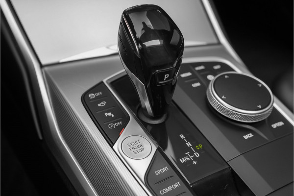 BMW 3 Serie Touring 330i High Executive Pano HUD ACC Trekhaak Stoel & Stuurverw