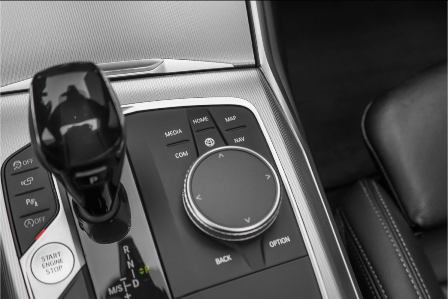 BMW 3 Serie Touring 330i High Executive Pano HUD ACC Trekhaak Stoel & Stuurverw