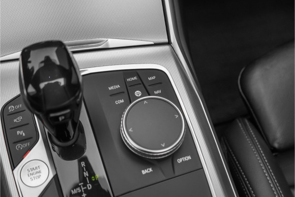 BMW 3 Serie Touring 330i High Executive Pano HUD ACC Trekhaak Stoel & Stuurverw