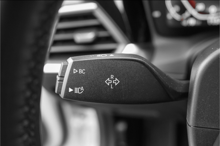 BMW 3 Serie Touring 330i High Executive Pano HUD ACC Trekhaak Stoel & Stuurverw