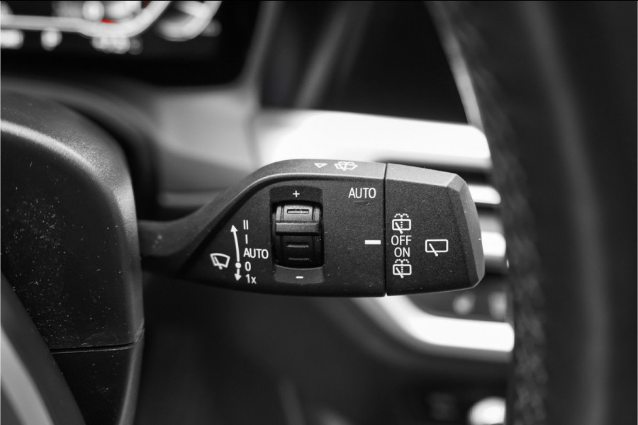 BMW 3 Serie Touring 330i High Executive Pano HUD ACC Trekhaak Stoel & Stuurverw
