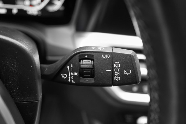BMW 3 Serie Touring 330i High Executive Pano HUD ACC Trekhaak Stoel & Stuurverw