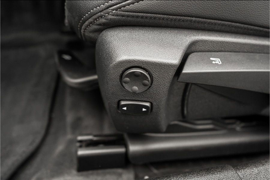 BMW 3 Serie Touring 330i High Executive Pano HUD ACC Trekhaak Stoel & Stuurverw