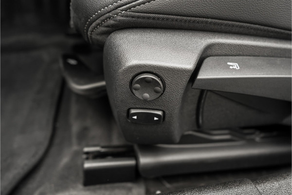 BMW 3 Serie Touring 330i High Executive Pano HUD ACC Trekhaak Stoel & Stuurverw