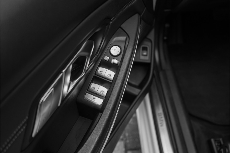 BMW 3 Serie Touring 330i High Executive Pano HUD ACC Trekhaak Stoel & Stuurverw