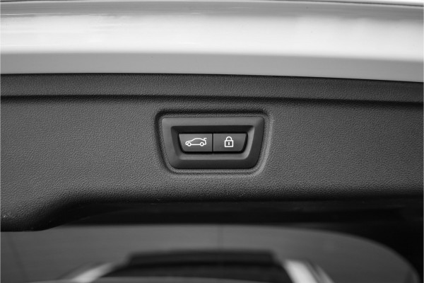 BMW 3 Serie Touring 330i High Executive Pano HUD ACC Trekhaak Stoel & Stuurverw