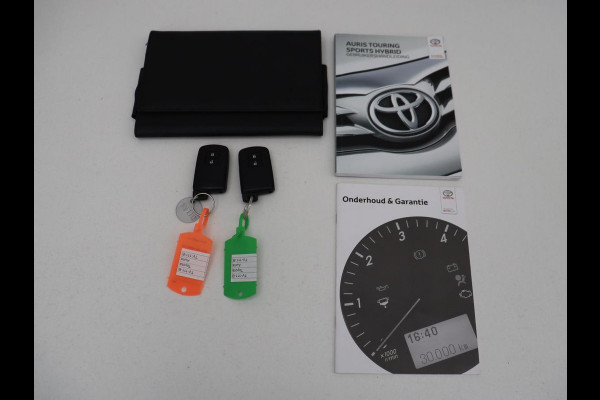 Toyota Auris 1.8 Hybrid Executive | 1e eigenaar | Stoelverwarming | Camera | Keyless | Navigatie | Climate control | Cruise control | Parkeerhulp | Bluetooth