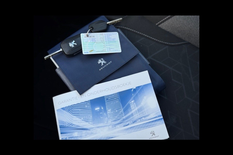 Peugeot 2008 1.2 Blue Lion - Trekhaak - Panorama dak - NAP