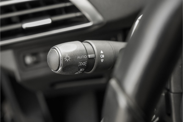 Peugeot 5008 1.2 PureTech Allure Pack CarPlay Camera Stoelverw 18"