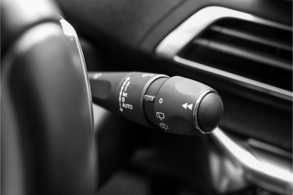 Peugeot 5008 1.2 PureTech Allure Pack CarPlay Camera Stoelverw 18"