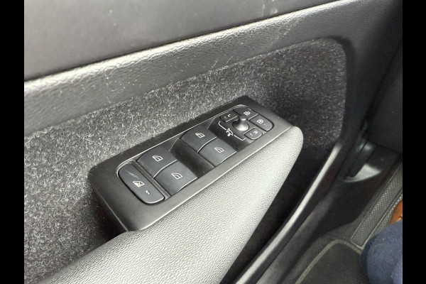 Volvo XC40 1.5 T4 Recharge R-Design 210pk | Parking pack | Draadloos opladen | PHEV | 1.800kg Trekgewicht