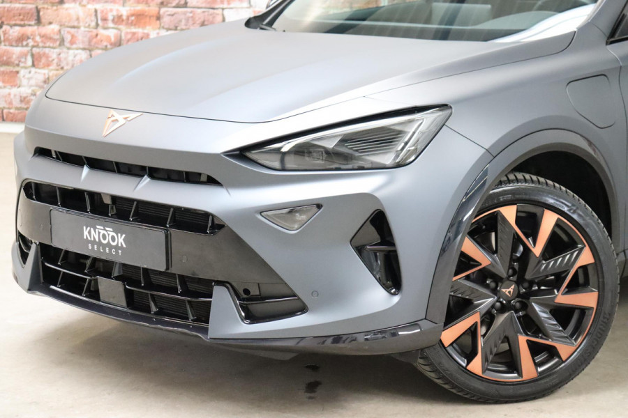 CUPRA Formentor 1.5 TSI e-Hybrid VZ Performance Automaat / Virtual Cockpit / 19 Inch / LED Matrix / Sportstoelen / Adaptieve Cruise Control / Achteruitrijcamera / Extra Getint Glas / Apple CarPlay / Stoelverwarming / Parkeersensoren voor+achter / DAB / Climate Control / Bluetooth