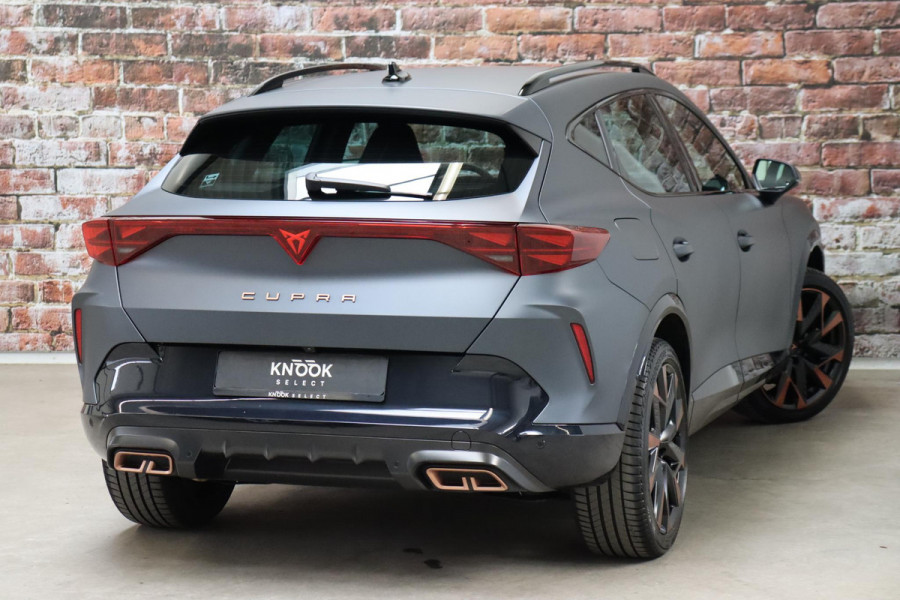 CUPRA Formentor 1.5 TSI e-Hybrid VZ Performance Automaat / Virtual Cockpit / 19 Inch / LED Matrix / Sportstoelen / Adaptieve Cruise Control / Achteruitrijcamera / Extra Getint Glas / Apple CarPlay / Stoelverwarming / Parkeersensoren voor+achter / DAB / Climate Control / Bluetooth