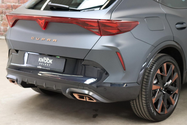CUPRA Formentor 1.5 TSI e-Hybrid VZ Performance Automaat / Virtual Cockpit / 19 Inch / LED Matrix / Sportstoelen / Adaptieve Cruise Control / Achteruitrijcamera / Extra Getint Glas / Apple CarPlay / Stoelverwarming / Parkeersensoren voor+achter / DAB / Climate Control / Bluetooth