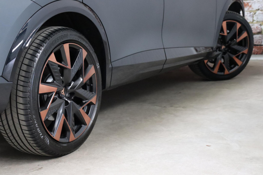 CUPRA Formentor 1.5 TSI e-Hybrid VZ Performance Automaat / Virtual Cockpit / 19 Inch / LED Matrix / Sportstoelen / Adaptieve Cruise Control / Achteruitrijcamera / Extra Getint Glas / Apple CarPlay / Stoelverwarming / Parkeersensoren voor+achter / DAB / Climate Control / Bluetooth