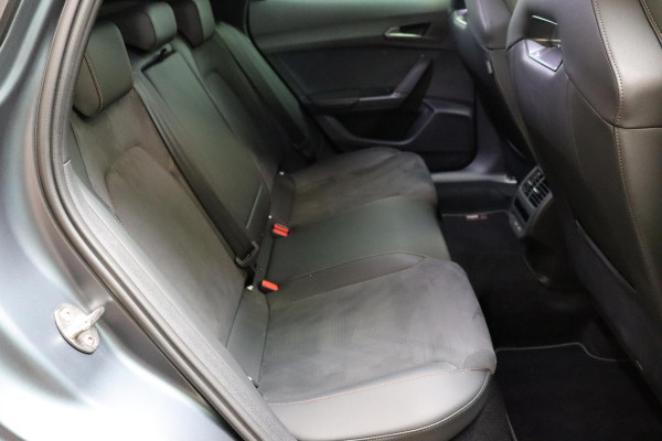 CUPRA Formentor 1.5 TSI e-Hybrid VZ Performance Automaat / Virtual Cockpit / 19 Inch / LED Matrix / Sportstoelen / Adaptieve Cruise Control / Achteruitrijcamera / Extra Getint Glas / Apple CarPlay / Stoelverwarming / Parkeersensoren voor+achter / DAB / Climate Control / Bluetooth