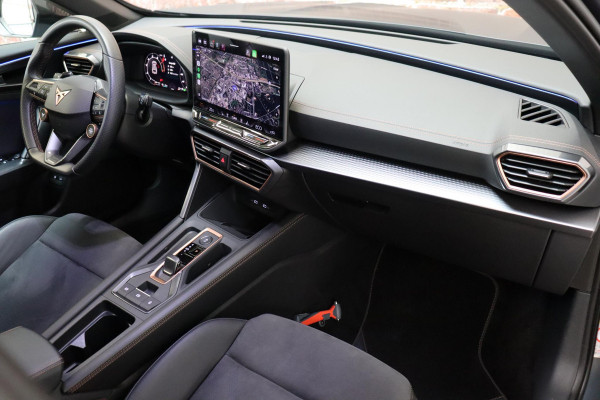 CUPRA Formentor 1.5 TSI e-Hybrid VZ Performance Automaat / Virtual Cockpit / 19 Inch / LED Matrix / Sportstoelen / Adaptieve Cruise Control / Achteruitrijcamera / Extra Getint Glas / Apple CarPlay / Stoelverwarming / Parkeersensoren voor+achter / DAB / Climate Control / Bluetooth