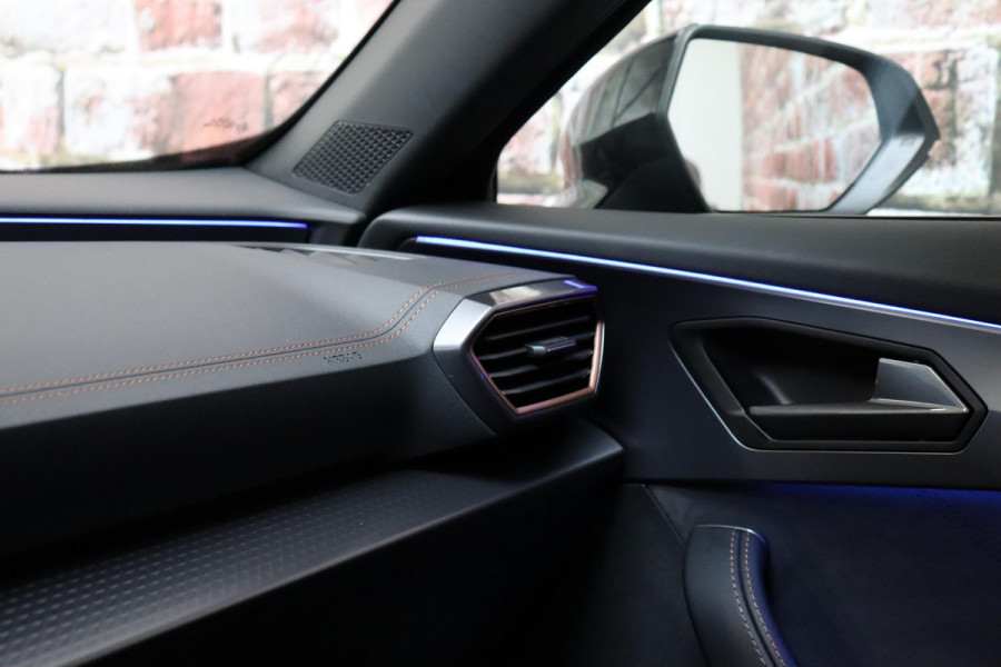 CUPRA Formentor 1.5 TSI e-Hybrid VZ Performance Automaat / Virtual Cockpit / 19 Inch / LED Matrix / Sportstoelen / Adaptieve Cruise Control / Achteruitrijcamera / Extra Getint Glas / Apple CarPlay / Stoelverwarming / Parkeersensoren voor+achter / DAB / Climate Control / Bluetooth