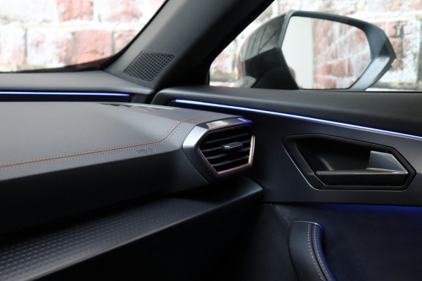 CUPRA Formentor 1.5 TSI e-Hybrid VZ Performance Automaat / Virtual Cockpit / 19 Inch / LED Matrix / Sportstoelen / Adaptieve Cruise Control / Achteruitrijcamera / Extra Getint Glas / Apple CarPlay / Stoelverwarming / Parkeersensoren voor+achter / DAB / Climate Control / Bluetooth