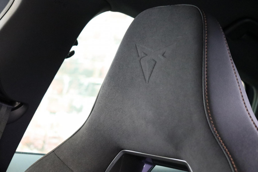 CUPRA Formentor 1.5 TSI e-Hybrid VZ Performance Automaat / Virtual Cockpit / 19 Inch / LED Matrix / Sportstoelen / Adaptieve Cruise Control / Achteruitrijcamera / Extra Getint Glas / Apple CarPlay / Stoelverwarming / Parkeersensoren voor+achter / DAB / Climate Control / Bluetooth