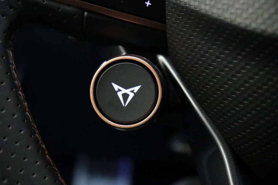 CUPRA Formentor 1.5 TSI e-Hybrid VZ Performance Automaat / Virtual Cockpit / 19 Inch / LED Matrix / Sportstoelen / Adaptieve Cruise Control / Achteruitrijcamera / Extra Getint Glas / Apple CarPlay / Stoelverwarming / Parkeersensoren voor+achter / DAB / Climate Control / Bluetooth