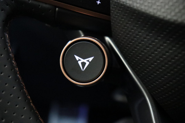 CUPRA Formentor 1.5 TSI e-Hybrid VZ Performance Automaat / Virtual Cockpit / 19 Inch / LED Matrix / Sportstoelen / Adaptieve Cruise Control / Achteruitrijcamera / Extra Getint Glas / Apple CarPlay / Stoelverwarming / Parkeersensoren voor+achter / DAB / Climate Control / Bluetooth