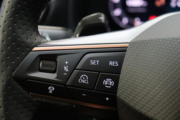 CUPRA Formentor 1.5 TSI e-Hybrid VZ Performance Automaat / Virtual Cockpit / 19 Inch / LED Matrix / Sportstoelen / Adaptieve Cruise Control / Achteruitrijcamera / Extra Getint Glas / Apple CarPlay / Stoelverwarming / Parkeersensoren voor+achter / DAB / Climate Control / Bluetooth