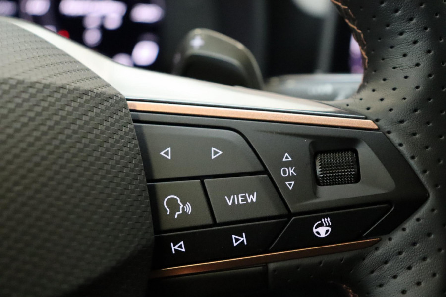 CUPRA Formentor 1.5 TSI e-Hybrid VZ Performance Automaat / Virtual Cockpit / 19 Inch / LED Matrix / Sportstoelen / Adaptieve Cruise Control / Achteruitrijcamera / Extra Getint Glas / Apple CarPlay / Stoelverwarming / Parkeersensoren voor+achter / DAB / Climate Control / Bluetooth