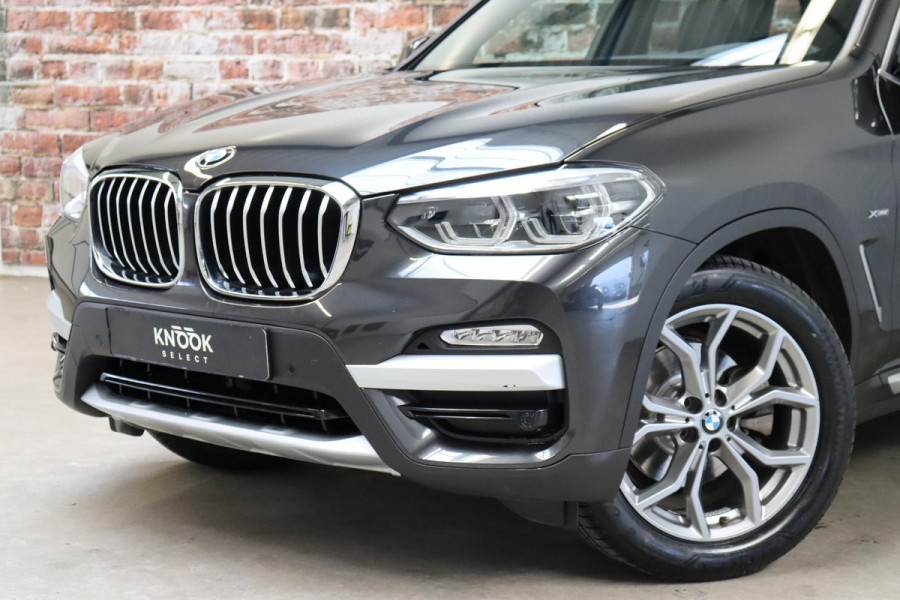 BMW X3 xDrive20i High Executive xLine Automaat / Panoramadak / Trekhaak / Navigatiesysteem Professional / Leder / Comfortstoelen Elektrisch Verstelbaar / Stuurwielverwarming / Chrome Line / Stoelventilatie / Hifi / Multifunctioneel Instrumentendisplay / LED /