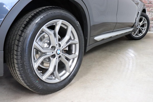 BMW X3 xDrive20i High Executive xLine Automaat / Panoramadak / Trekhaak / Navigatiesysteem Professional / Leder / Comfortstoelen Elektrisch Verstelbaar / Stuurwielverwarming / Chrome Line / Stoelventilatie / Hifi / Multifunctioneel Instrumentendisplay / LED /
