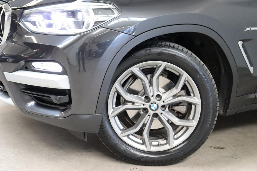 BMW X3 xDrive20i High Executive xLine Automaat / Panoramadak / Trekhaak / Navigatiesysteem Professional / Leder / Comfortstoelen Elektrisch Verstelbaar / Stuurwielverwarming / Chrome Line / Stoelventilatie / Hifi / Multifunctioneel Instrumentendisplay / LED /