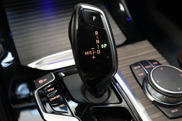 BMW X3 xDrive20i High Executive xLine Automaat / Panoramadak / Trekhaak / Navigatiesysteem Professional / Leder / Comfortstoelen Elektrisch Verstelbaar / Stuurwielverwarming / Chrome Line / Stoelventilatie / Hifi / Multifunctioneel Instrumentendisplay / LED /