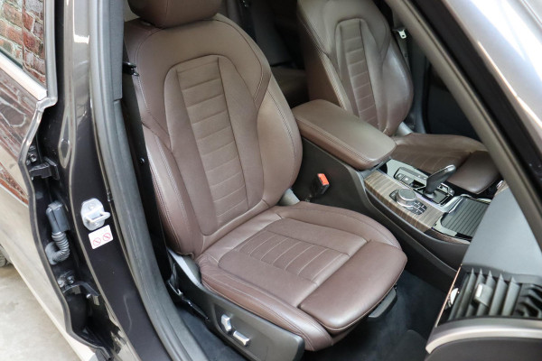 BMW X3 xDrive20i High Executive xLine Automaat / Panoramadak / Trekhaak / Navigatiesysteem Professional / Leder / Comfortstoelen Elektrisch Verstelbaar / Stuurwielverwarming / Chrome Line / Stoelventilatie / Hifi / Multifunctioneel Instrumentendisplay / LED /