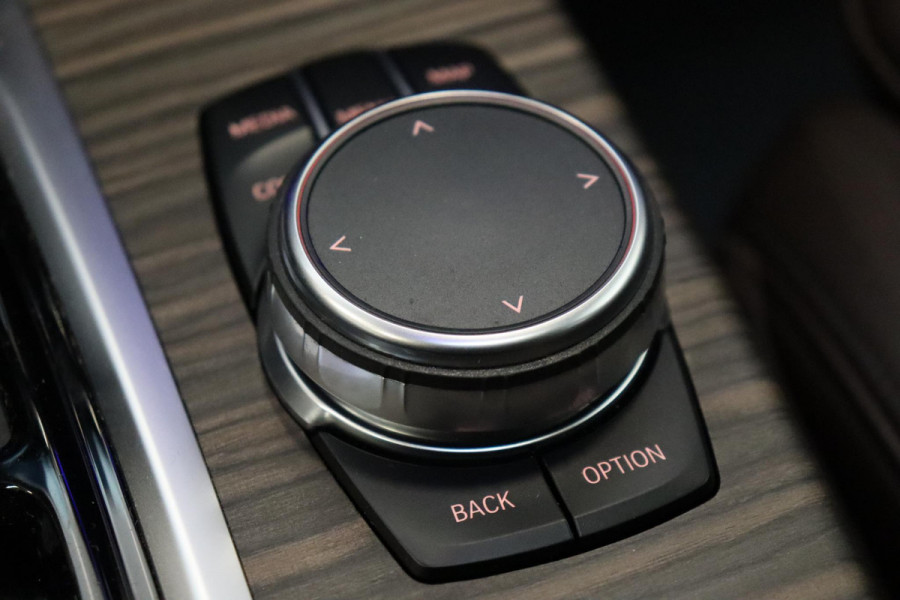 BMW X3 xDrive20i High Executive xLine Automaat / Panoramadak / Trekhaak / Navigatiesysteem Professional / Leder / Comfortstoelen Elektrisch Verstelbaar / Stuurwielverwarming / Chrome Line / Stoelventilatie / Hifi / Multifunctioneel Instrumentendisplay / LED /