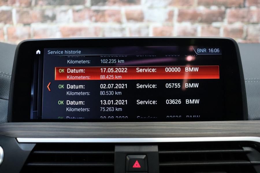 BMW X3 xDrive20i High Executive xLine Automaat / Panoramadak / Trekhaak / Navigatiesysteem Professional / Leder / Comfortstoelen Elektrisch Verstelbaar / Stuurwielverwarming / Chrome Line / Stoelventilatie / Hifi / Multifunctioneel Instrumentendisplay / LED /