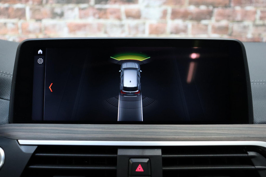 BMW X3 xDrive20i High Executive xLine Automaat / Panoramadak / Trekhaak / Navigatiesysteem Professional / Leder / Comfortstoelen Elektrisch Verstelbaar / Stuurwielverwarming / Chrome Line / Stoelventilatie / Hifi / Multifunctioneel Instrumentendisplay / LED /