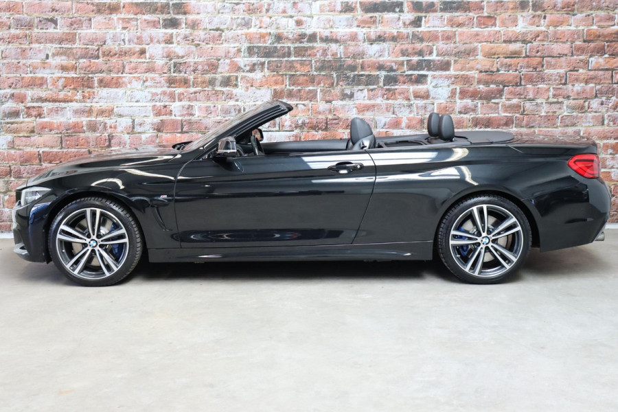 BMW 4 Serie Cabrio 430i High Executive M Sport Pakket Automaat / Navigatiesysteem Professional / Stuurwielverwarming / M Sportremsysteem / Leder / Achteruitrijcamera / Head-Up Display / Multifunctioneel Instrumentendisplay / Adaptieve LED-koplampen / Stoelverwarming / 19 Inch / Harman Kardon / Air Collar