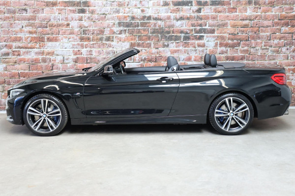 BMW 4 Serie Cabrio 430i High Executive M Sport Pakket Automaat / Navigatiesysteem Professional / Stuurwielverwarming / M Sportremsysteem / Leder / Achteruitrijcamera / Head-Up Display / Multifunctioneel Instrumentendisplay / Adaptieve LED-koplampen / Stoelverwarming / 19 Inch / Harman Kardon / Air Collar