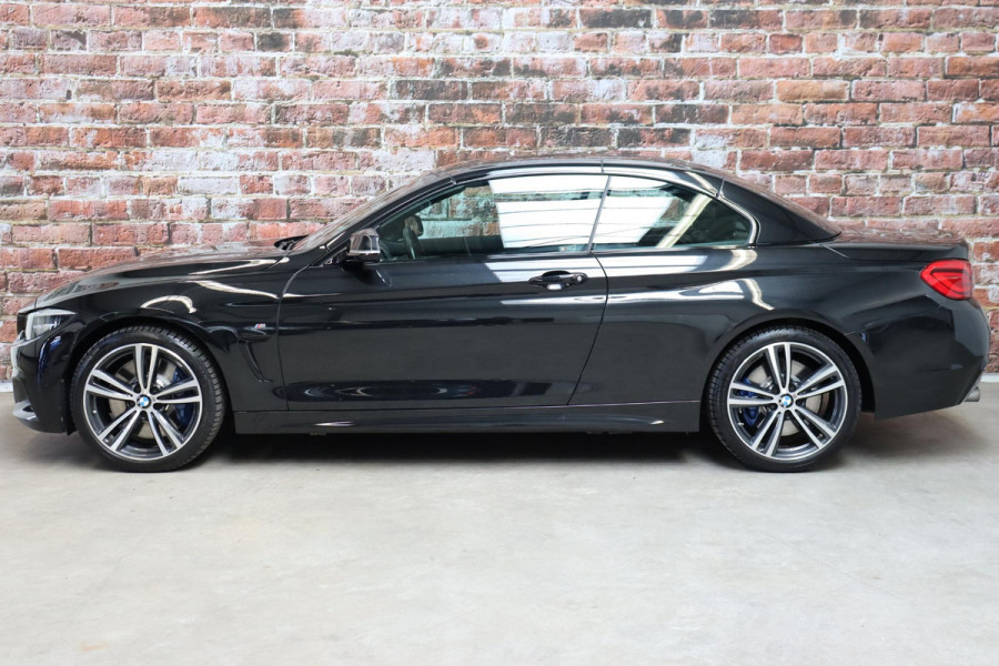 BMW 4 Serie Cabrio 430i High Executive M Sport Pakket Automaat / Navigatiesysteem Professional / Stuurwielverwarming / M Sportremsysteem / Leder / Achteruitrijcamera / Head-Up Display / Multifunctioneel Instrumentendisplay / Adaptieve LED-koplampen / Stoelverwarming / 19 Inch / Harman Kardon / Air Collar