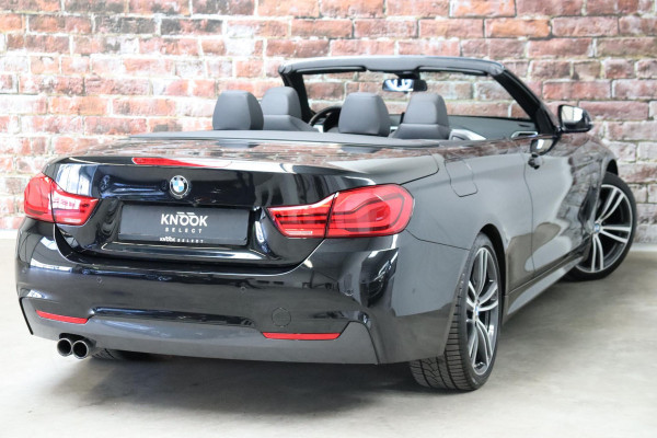 BMW 4 Serie Cabrio 430i High Executive M Sport Pakket Automaat / Navigatiesysteem Professional / Stuurwielverwarming / M Sportremsysteem / Leder / Achteruitrijcamera / Head-Up Display / Multifunctioneel Instrumentendisplay / Adaptieve LED-koplampen / Stoelverwarming / 19 Inch / Harman Kardon / Air Collar