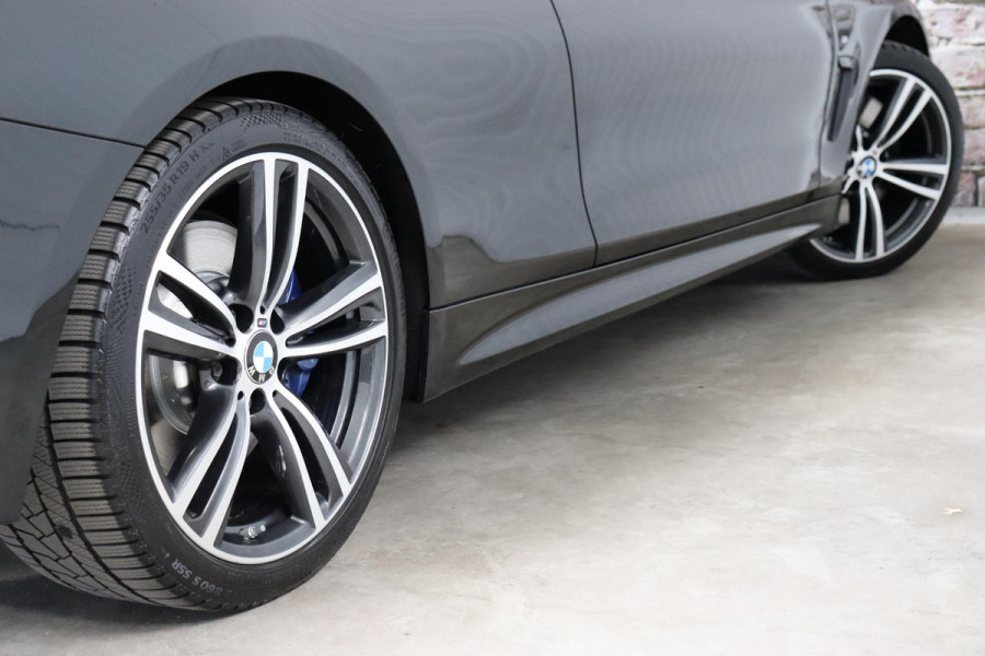 BMW 4 Serie Cabrio 430i High Executive M Sport Pakket Automaat / Navigatiesysteem Professional / Stuurwielverwarming / M Sportremsysteem / Leder / Achteruitrijcamera / Head-Up Display / Multifunctioneel Instrumentendisplay / Adaptieve LED-koplampen / Stoelverwarming / 19 Inch / Harman Kardon / Air Collar