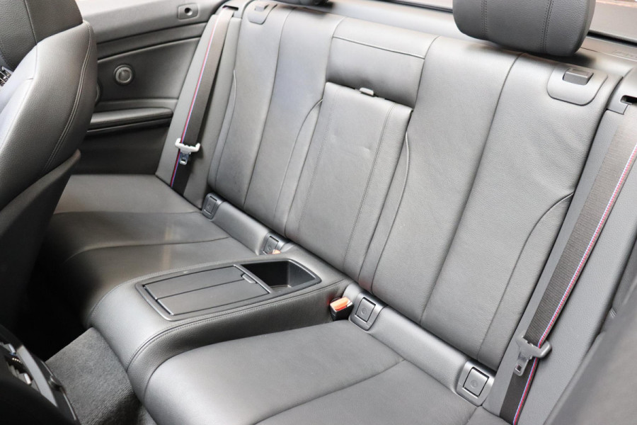 BMW 4 Serie Cabrio 430i High Executive M Sport Pakket Automaat / Navigatiesysteem Professional / Stuurwielverwarming / M Sportremsysteem / Leder / Achteruitrijcamera / Head-Up Display / Multifunctioneel Instrumentendisplay / Adaptieve LED-koplampen / Stoelverwarming / 19 Inch / Harman Kardon / Air Collar