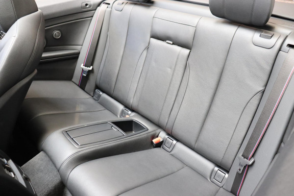 BMW 4 Serie Cabrio 430i High Executive M Sport Pakket Automaat / Navigatiesysteem Professional / Stuurwielverwarming / M Sportremsysteem / Leder / Achteruitrijcamera / Head-Up Display / Multifunctioneel Instrumentendisplay / Adaptieve LED-koplampen / Stoelverwarming / 19 Inch / Harman Kardon / Air Collar